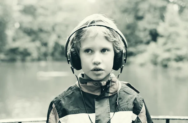 Carino autistico ragazzo con le cuffie — Foto Stock