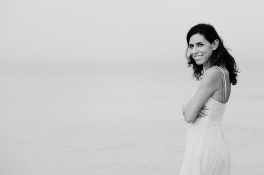 plaj kıyısında duran kadın