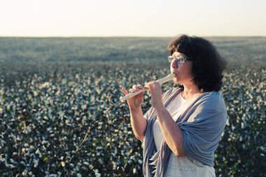 Flüt ile güzel kadın