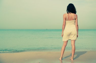 Kıyıda duran kadın