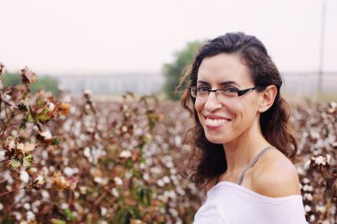 Pamuk alanında duran kadın