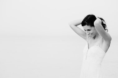 Kıyıda duran kadın