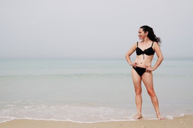 Sahilde dikilen kadın.