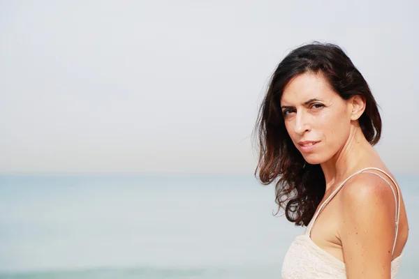 Donna in piedi sulla spiaggia — Foto Stock