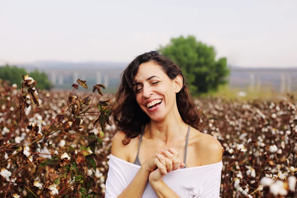 Donna in piedi in campo di cotone — Foto Stock