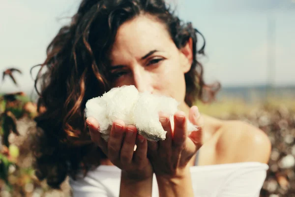 Femme tenant coton naturel — Photo
