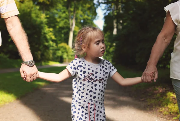 Grootouders met kleinkind in het park — Stockfoto