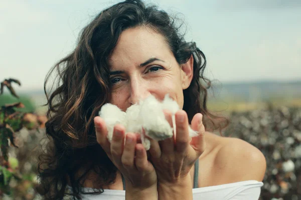Mulher segurando algodão natural — Fotografia de Stock