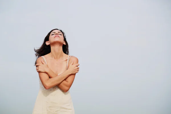 Vrouw stond aan de oever — Stockfoto