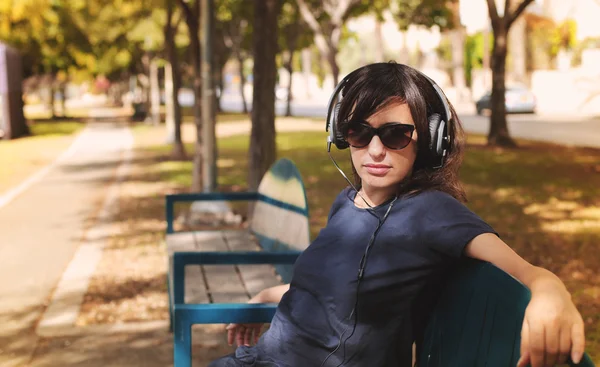 Mulher com fones de ouvido ao ar livre — Fotografia de Stock