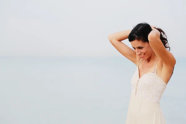 Mujer de pie en la orilla — Foto de Stock