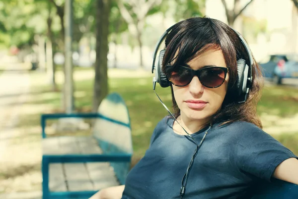 屋外のヘッドフォンでの女性 — ストック写真