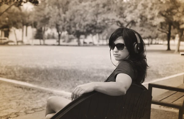 Frau mit Kopfhörern im Freien — Stockfoto