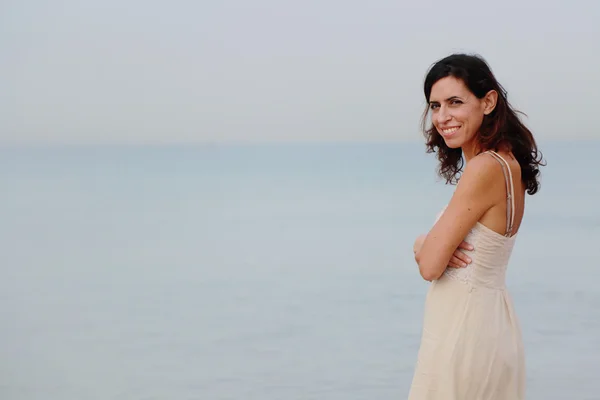 Mulher de pé na costa da praia — Fotografia de Stock