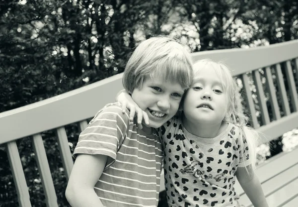 Menina com seu irmão autista — Fotografia de Stock