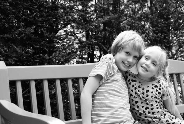 Fille avec son frère autiste — Photo