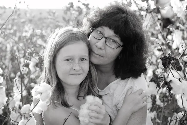Mutter und Tochter im Feld — Stockfoto