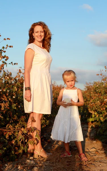 Madre con hija en campo de algodón — Foto de Stock