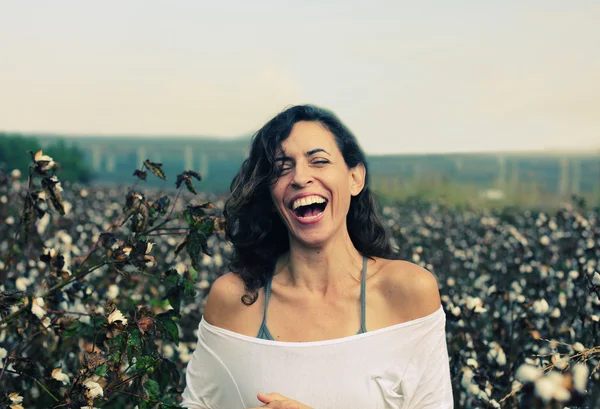 Kvinna som står i bomullsfält — Stockfoto