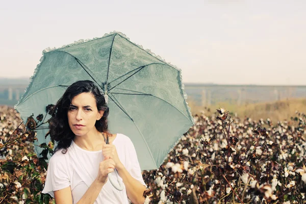 Vrouw met paraplu in katoen veld — Stockfoto