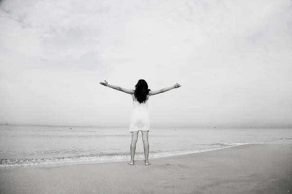 Женщина стоит на берегу — стоковое фото