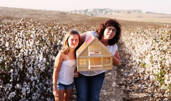 母亲和她的女儿与木房子里 — 图库照片