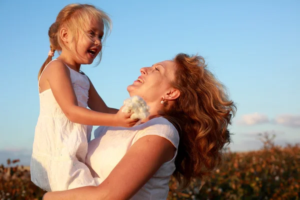 Madre con hija en campo de algodón — Foto de Stock