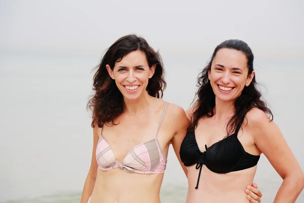 Vrouwen permanent op het strand — Stockfoto