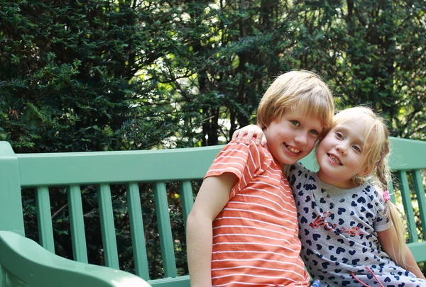 Ragazza con il suo fratello autistico — Foto Stock