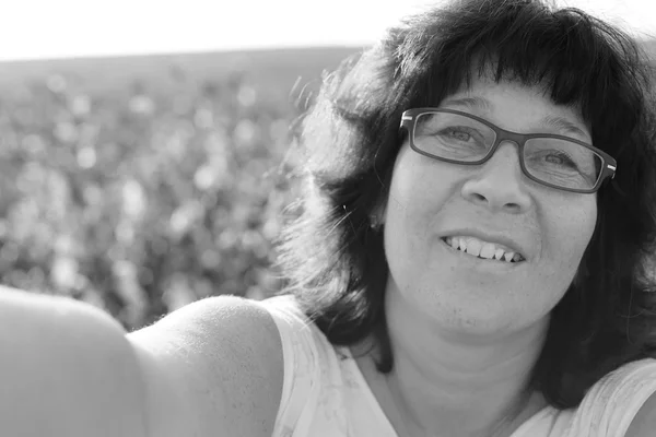 Woman in the field and doing selfie. — Stock Photo, Image