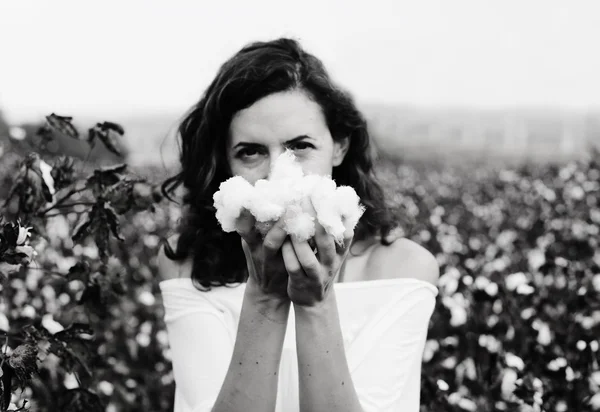 Woman holding natural cotton. — Stock Photo, Image