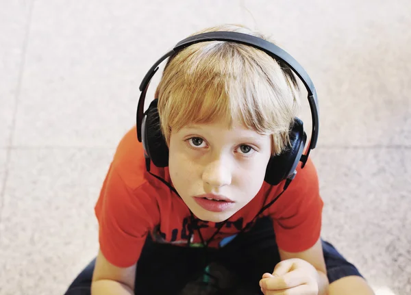 Ładny chłopak ze słuchawkami — Zdjęcie stockowe