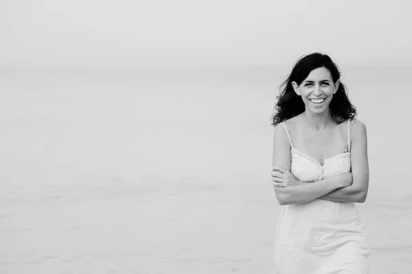砂浜の海岸に立っている女性 — ストック写真