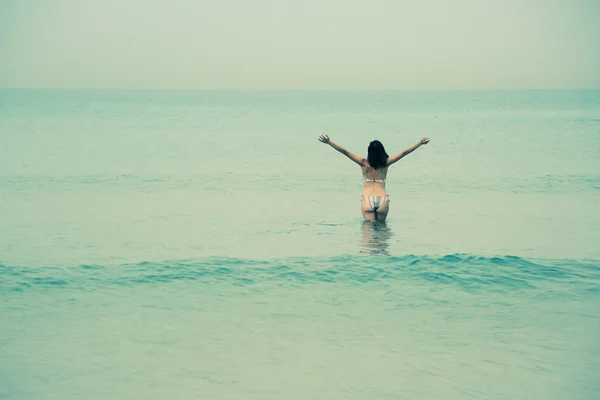 站在水中的女人 — 图库照片