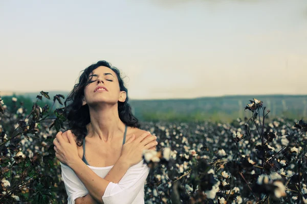 Mulher em pé no campo de algodão — Fotografia de Stock