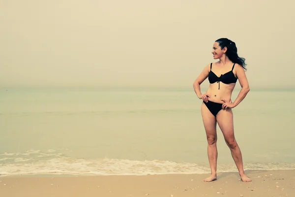 Femme debout sur la plage — Photo