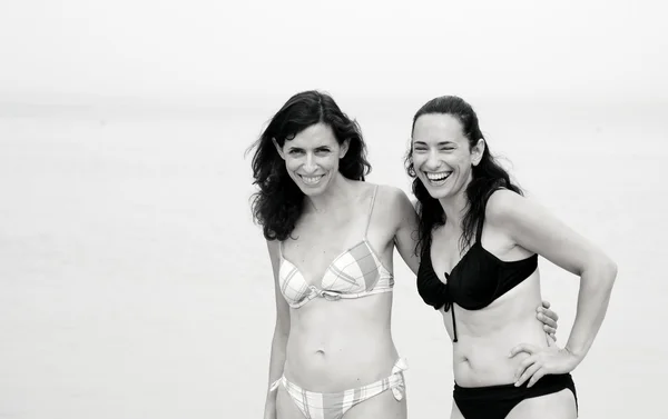 Frauen stehen am Strand — Stockfoto