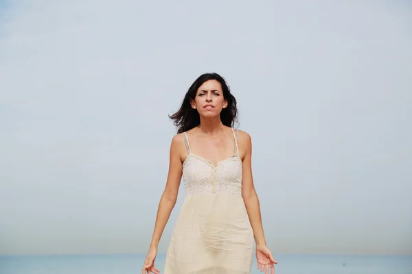 Mulher de pé na costa da praia — Fotografia de Stock