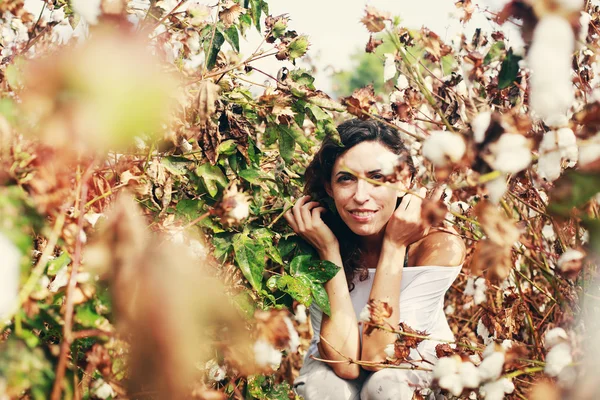 Donna in piedi in campo di cotone — Foto Stock