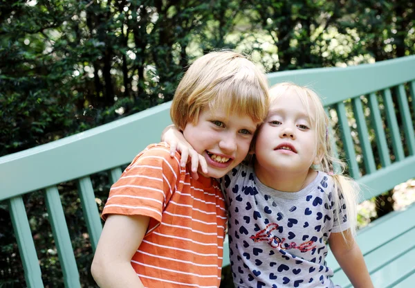 Meisje met haar autistische broer — Stockfoto