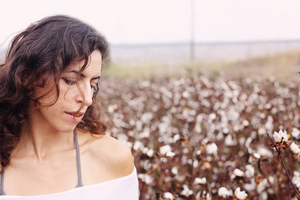 Mulher em pé no campo de algodão — Fotografia de Stock