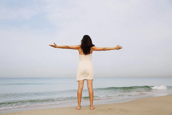 Donna in piedi sulla riva — Foto Stock