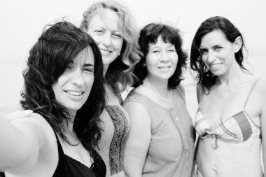 Yürüyüş ve selfie-fotoğraf yapma kız