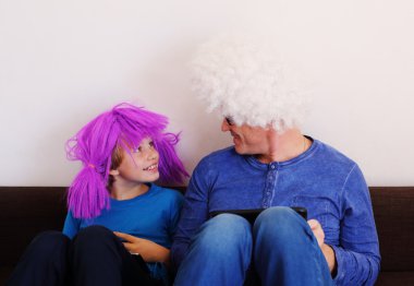 Baba ve oğul oyun oynamak