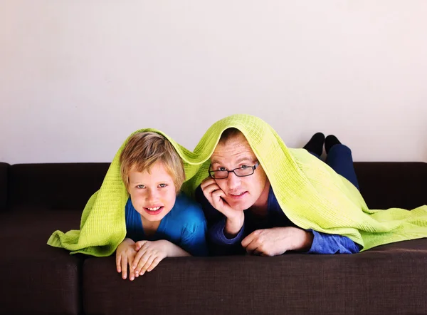 Vader en zoon op het bed — Stockfoto