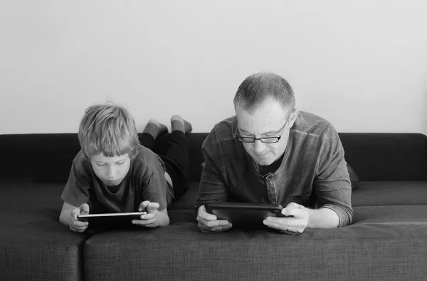 Padre e hijo jugando juegos —  Fotos de Stock