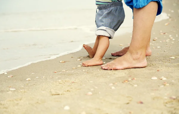 Baby's eerste stappen — Stockfoto