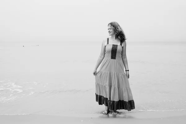 Mujer sonriendo en la playa —  Fotos de Stock