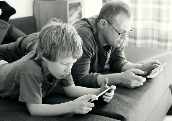 Vader en zoon spelen — Stockfoto