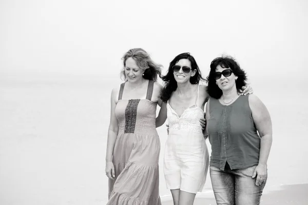 Vrienden wandelen op het strand — Stockfoto